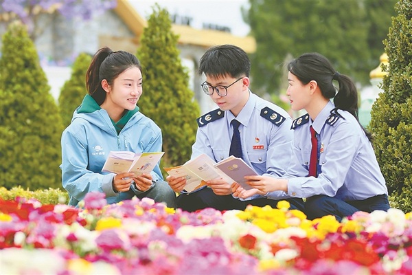 【中国税务报】国家税务总局淄博市博山区税务局干部走进景区进行税法宣传
